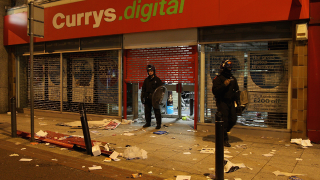 Illustration for article titled Scenes from a Riot: Electronics Stores Sacked by British Looters